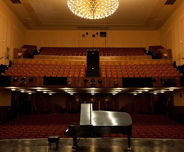 舞台上有大钢琴的大型音乐厅